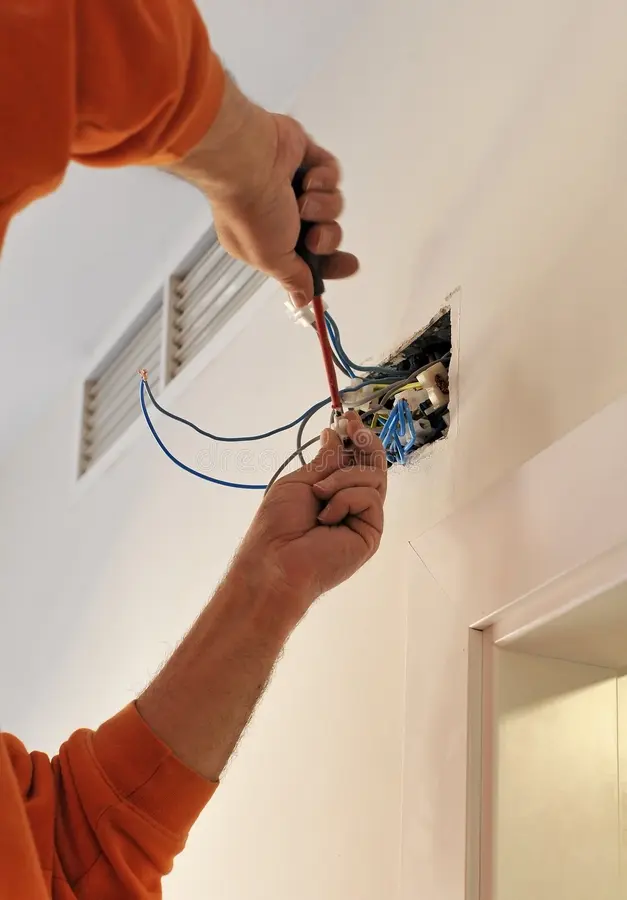electricista que conecta el cableado durante la renovación de la casa 23